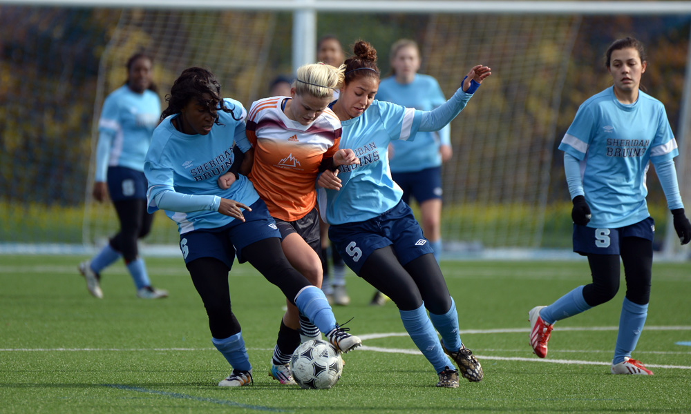 Women's soccer knocked from championship contention after late rally falls short